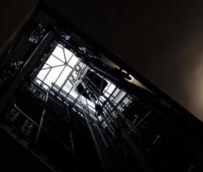 Groźny wypadek na budowie. Mężczyzna spadł z sześciu metrów do szybu windy