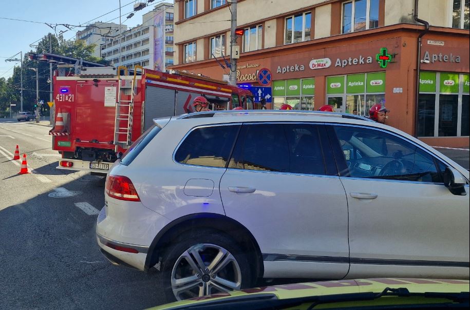 Potrącenie motocyklisty. Kask uratował mu życie