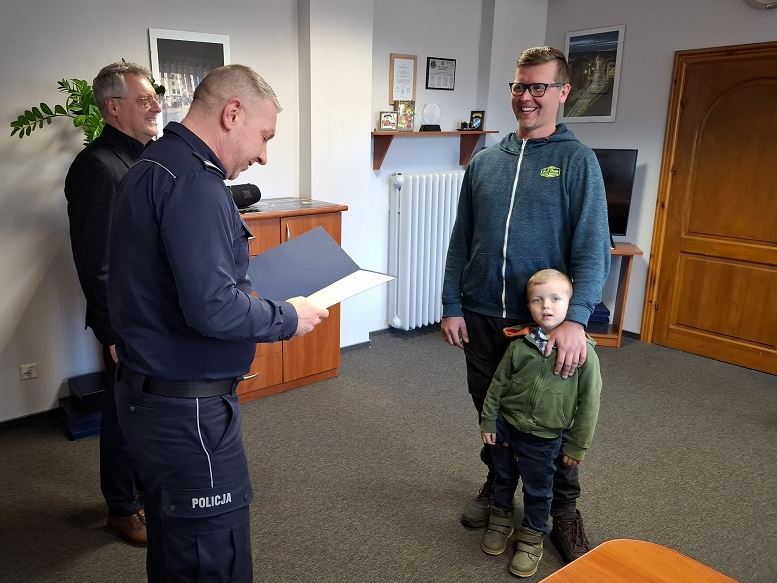 Pies zaatakował 68-latkę. Mężczyzna wyciągnął z bagażnika łopatę i pobiegł na ratunek