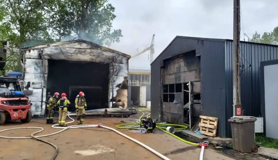 Pożar magazynów i lakierni. Z ogniem walczyło kilkanaście zastępów straży pożarnej