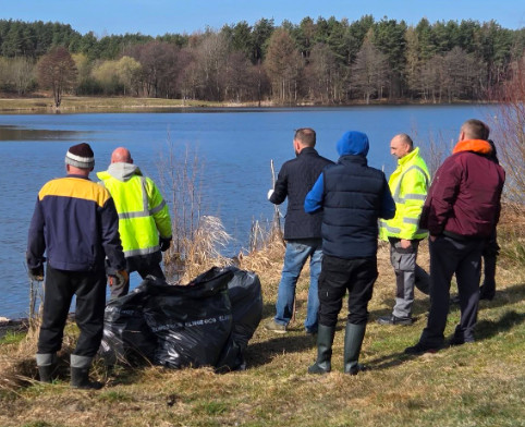 Wspólna akcja nad wodą. Wędkarze posprzątali łowisko