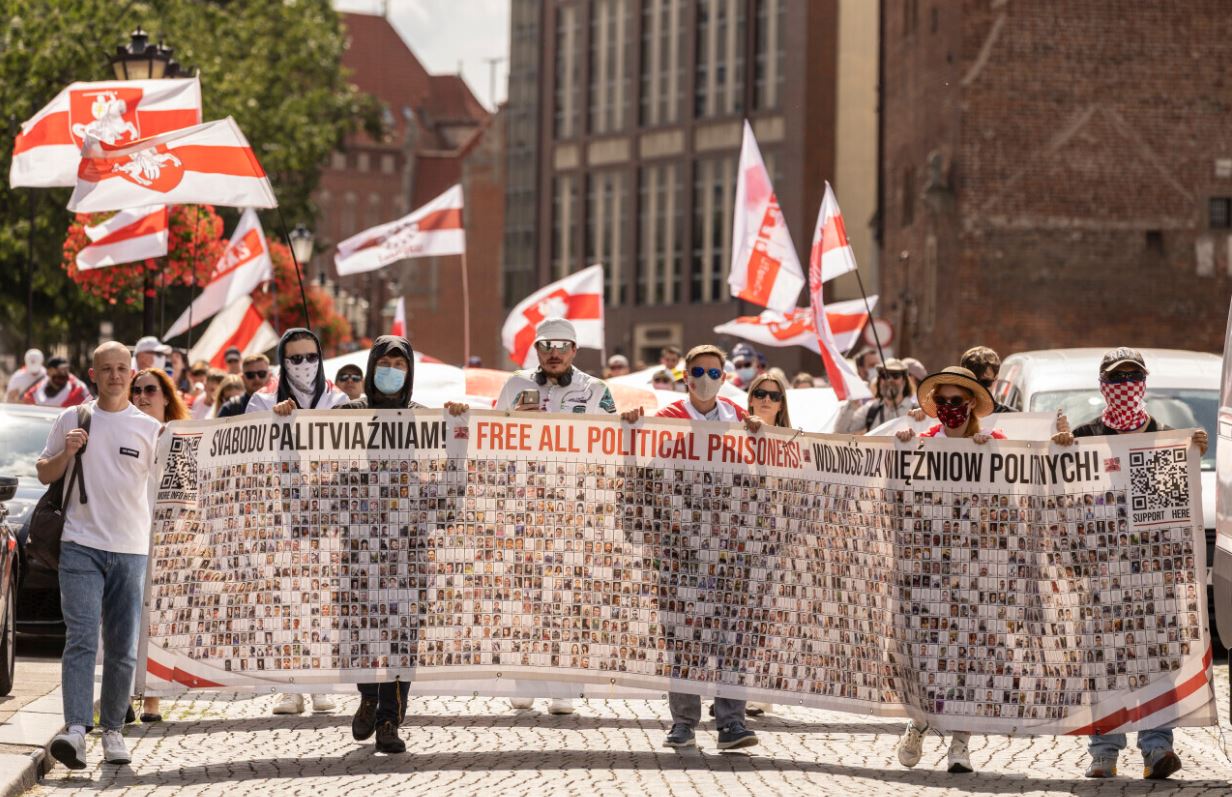 Manifestowali w maskach i ciemnych okularach