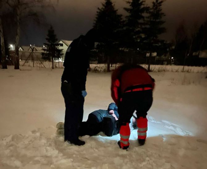 Wołała o pomoc w mrozie i ciemności. Policjanci uratowali leżącą w zaspie kobietę