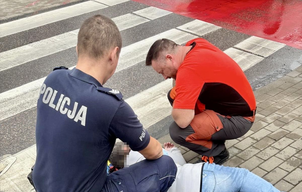 Upadła na ulicy. Policjanci nie czekali ani chwili