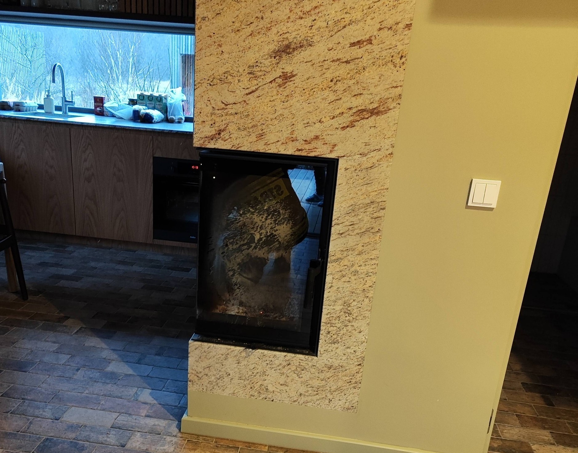 Dym wydobywał się z domku. Strażacy odkryli zarzewie ognia