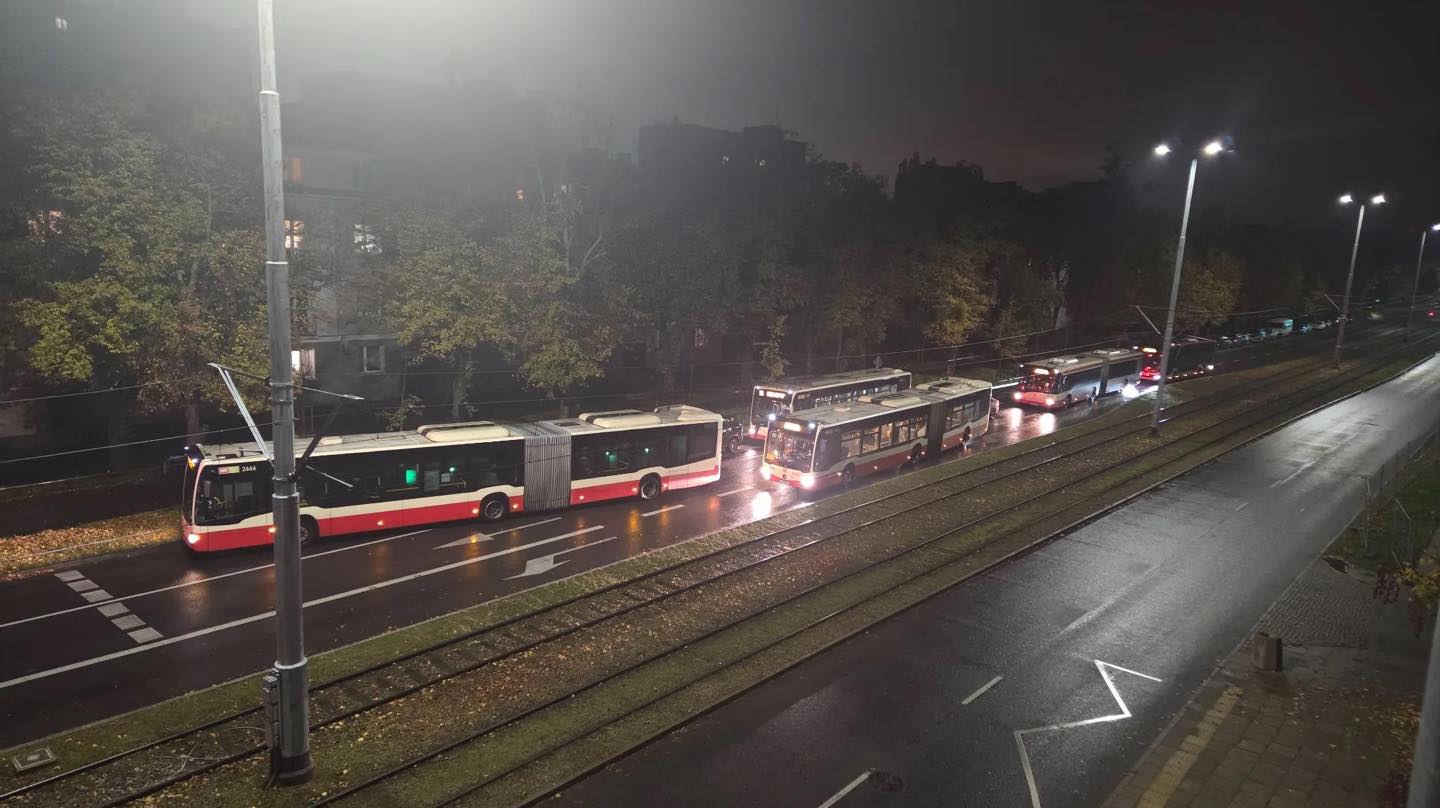 Kierowcy autobusów zablokowali drogę pijanemu kierowcy