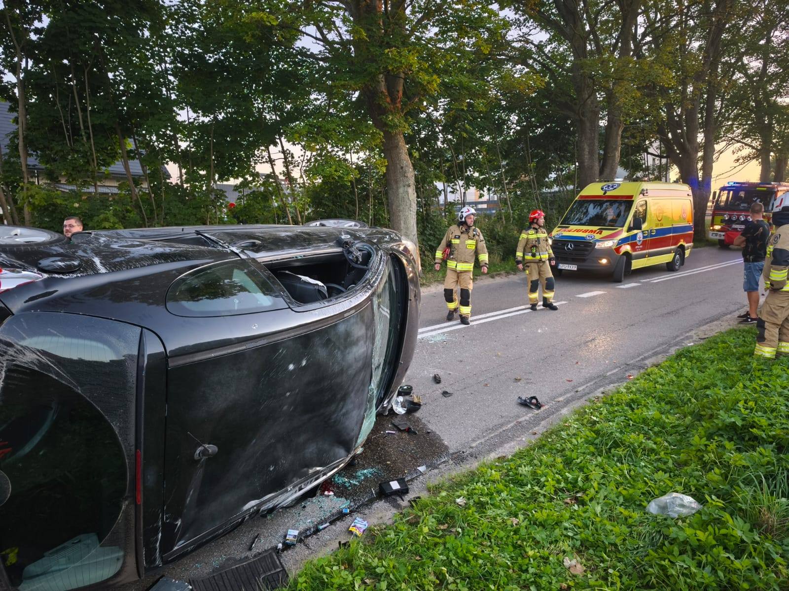 Samochód uderzył w drzewo. 16-latek trafił śmigłowcem do szpitala I WIDEO