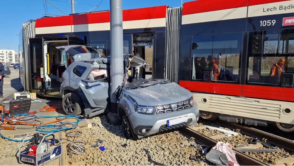 Zderzenie auta z tramwajem. Kierowca trafił do szpitala