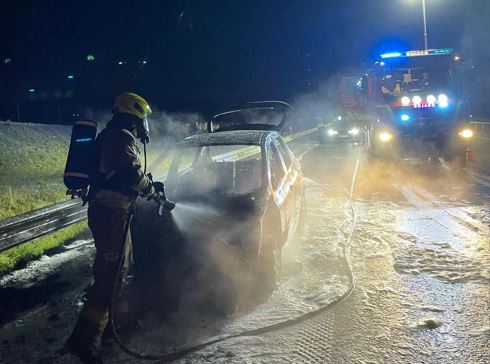 Samochód zapalił się na Trasie Kaszubskiej. Świadkowie ruszyli z pomocą I WIDEO