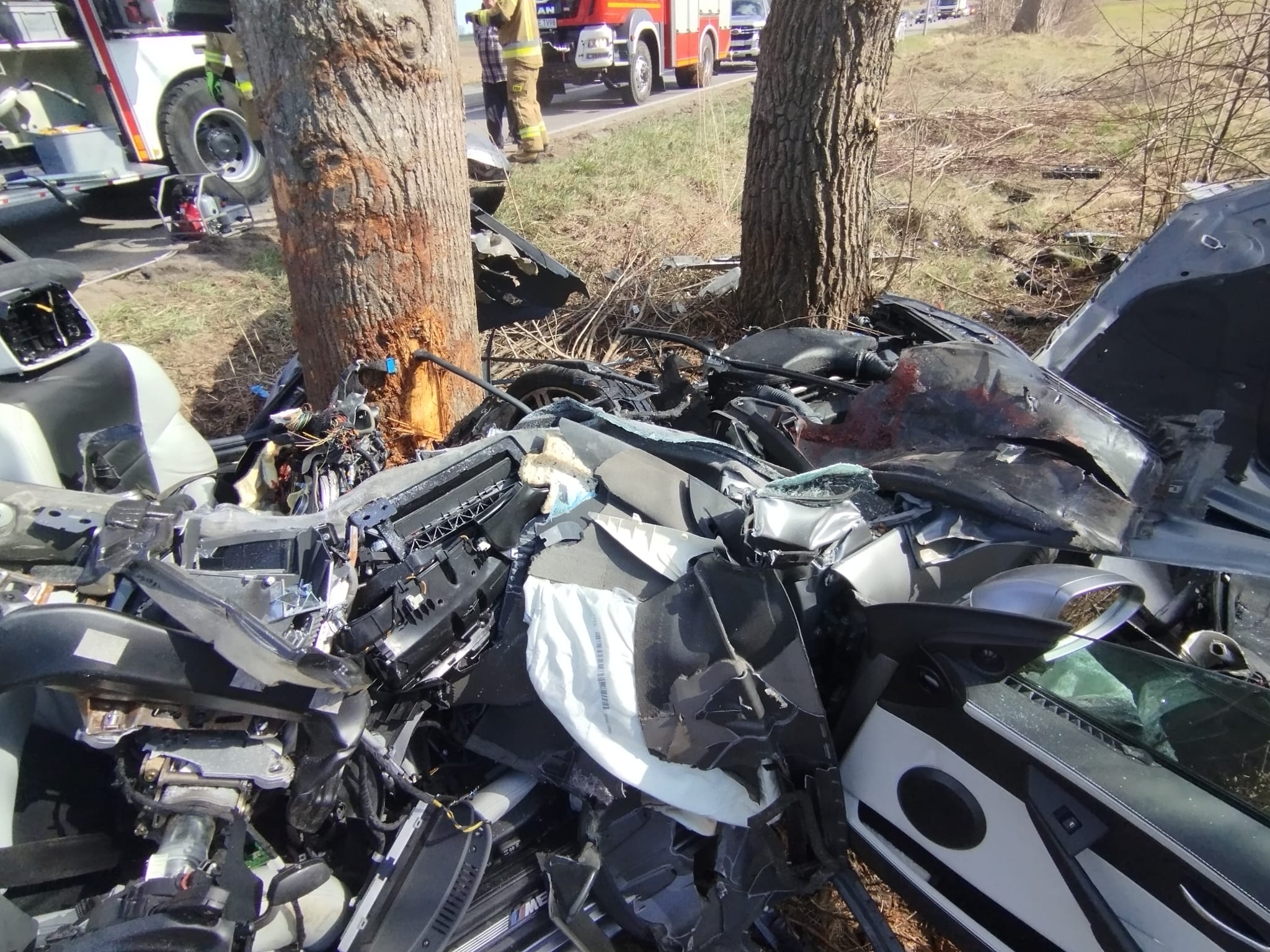 Mężczyzna był zakleszczony w aucie. Wezwano śmigłowiec LPR