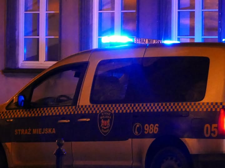 Zatrzasnęła się w pokoju. Uwolnili ją strażnicy