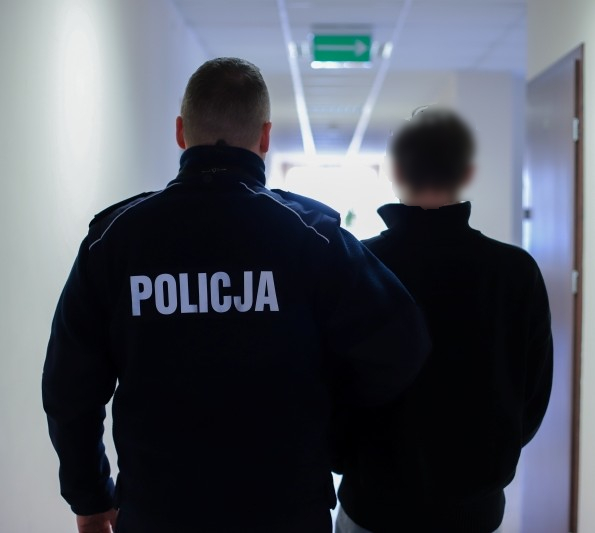 Utknął w zaspie. Policjanci chcieli pomóc, odkryli znacznie więcej