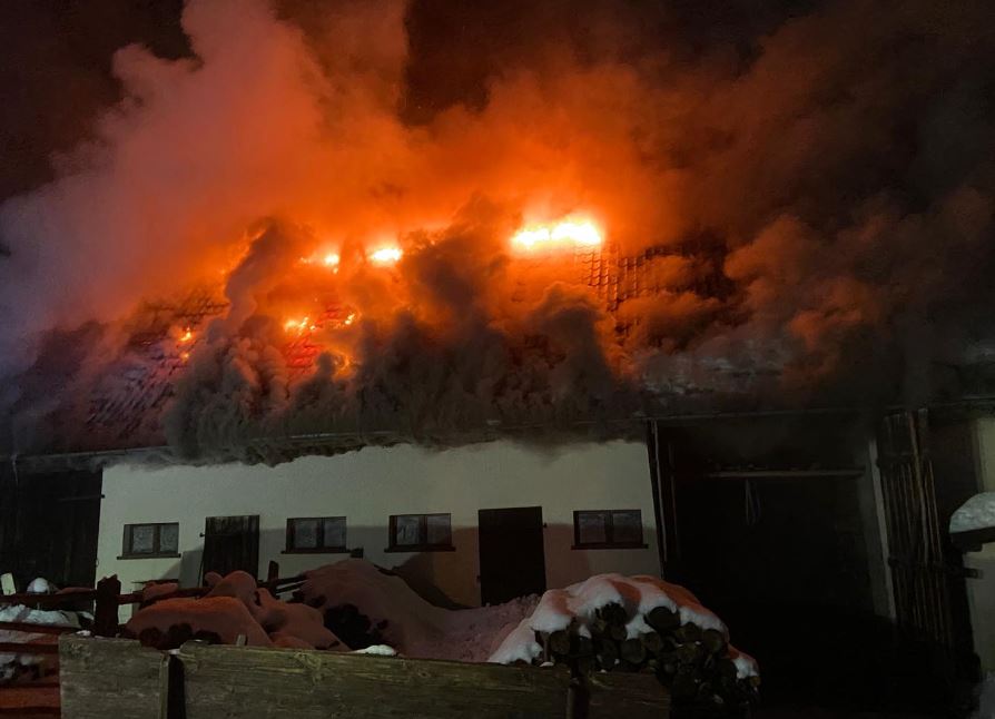 Pożar dużego budynku gospodarczego! Na miejscu dziewięć zastępów straży