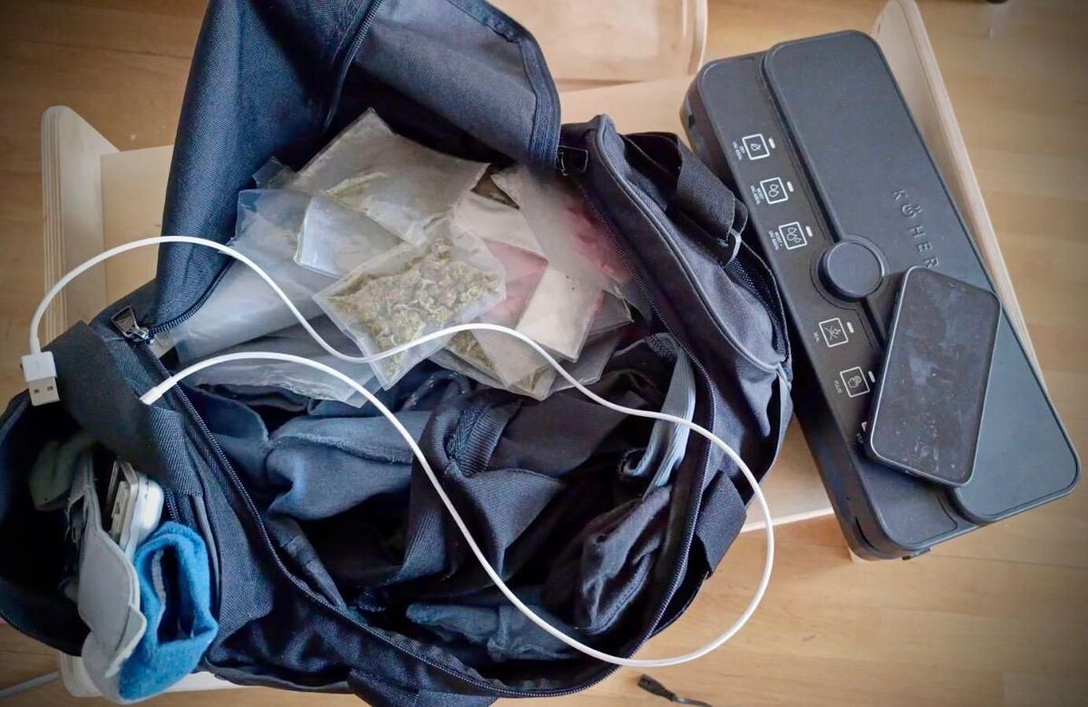 17-latek z dużą ilością narkotyków i atrapą broni. Próbował uciec przez okno