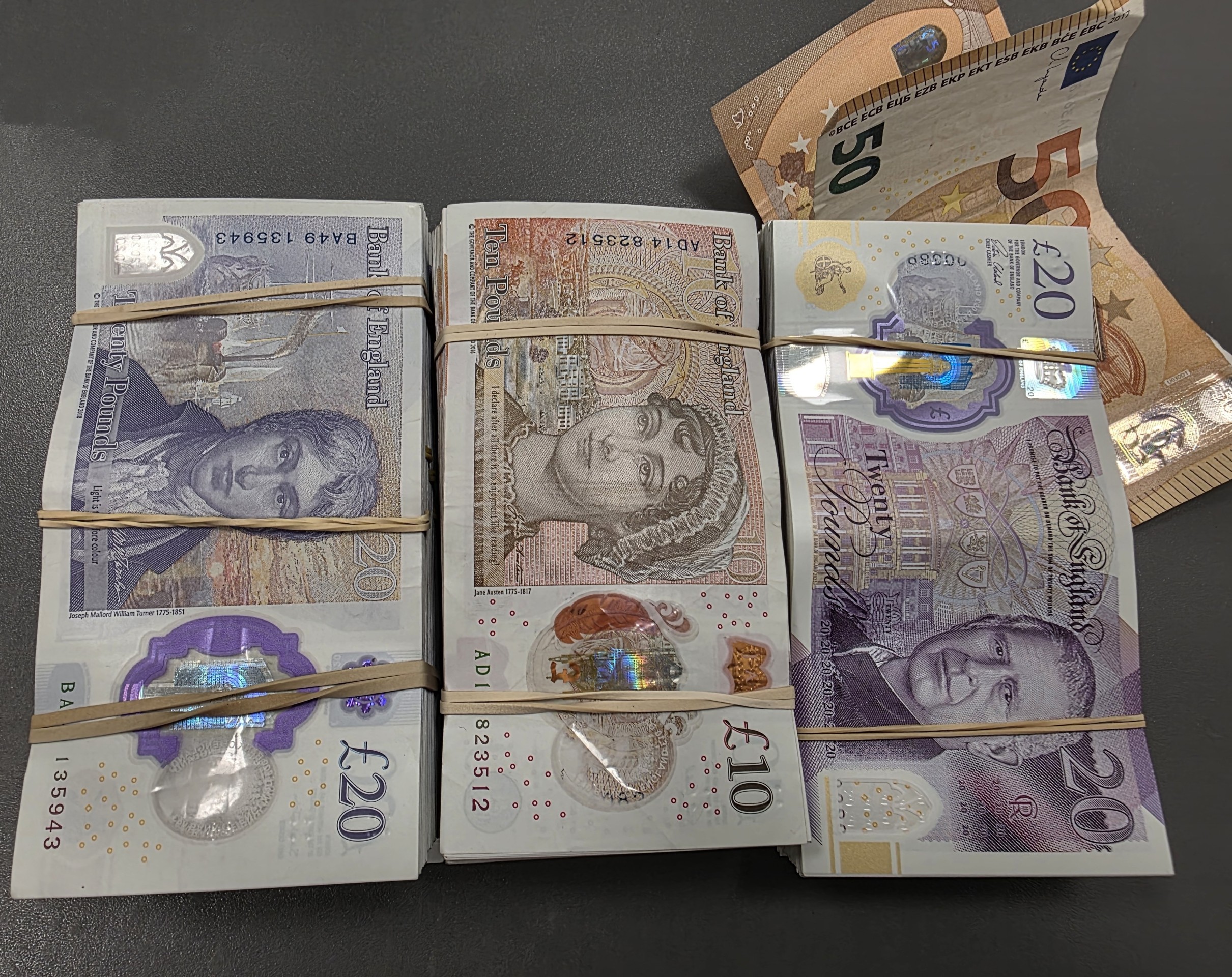 'Nic do zgłoszenia, a w bagażu tysiące funtów. Kontrola na lotnisku z zaskakującym finałem