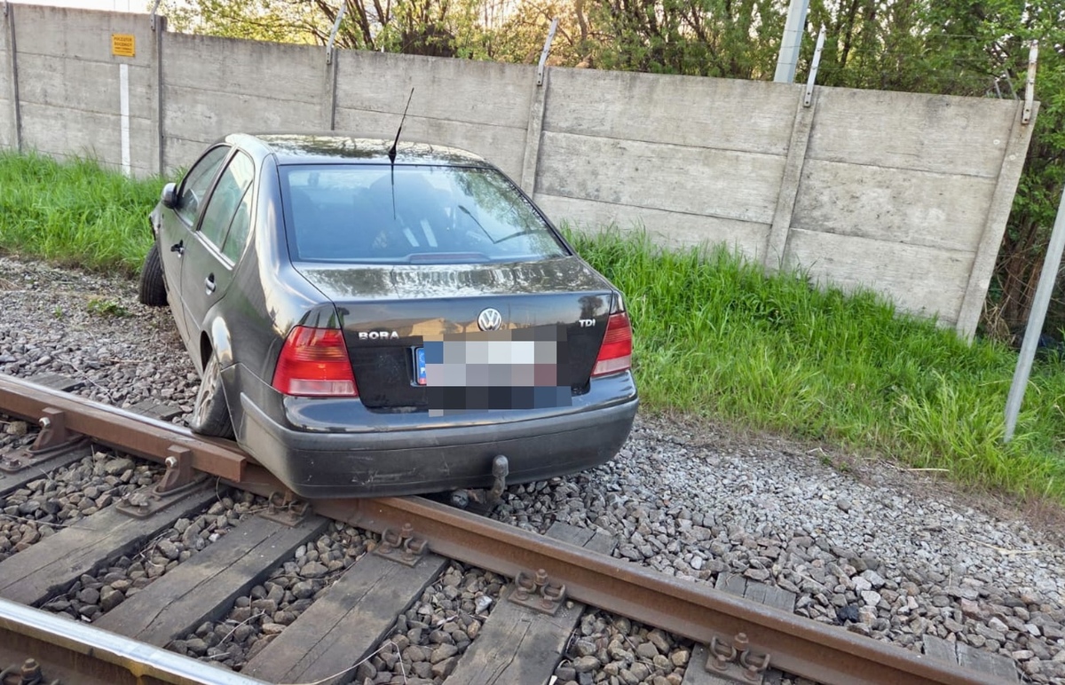 Uciekał przed policją przez tunel i tory. W tle alkohol, narkotyki i zniszczone radiowozy