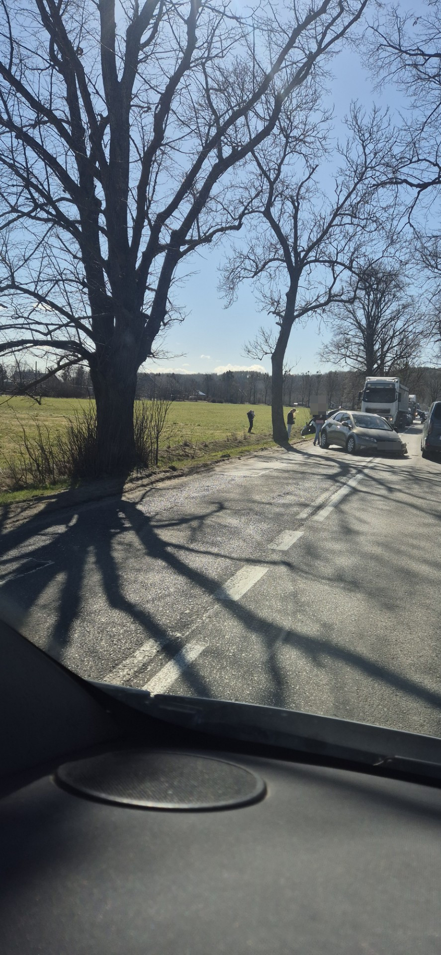 Wypadek trzech osobówek w Kniewie. Uwaga kierowcy! Droga nieprzejezdna