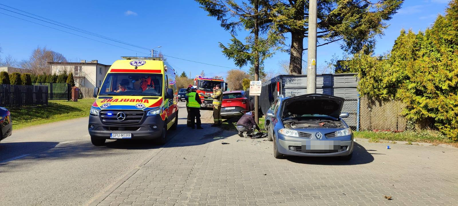 Zderzenie dwóch samochodów. Jedna osoba pod opieką ratowników
