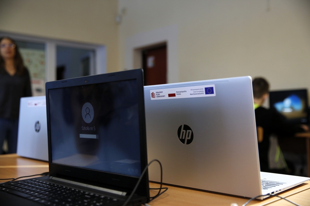 Sprzęt komputerowy za ponad milion złotych trafił do wejherowskich szkół