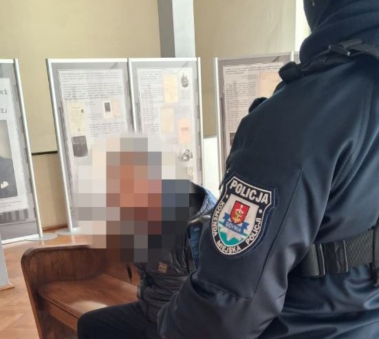 Furia w gdyńskim mieszkaniu. Groźby, znieważenie policjantów i areszt