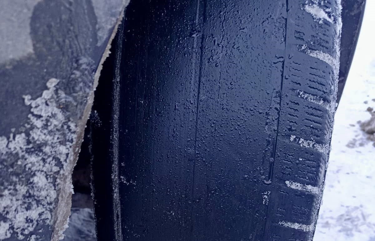 Opony jak z Formuły 1, a kierowca bez prawa jazdy