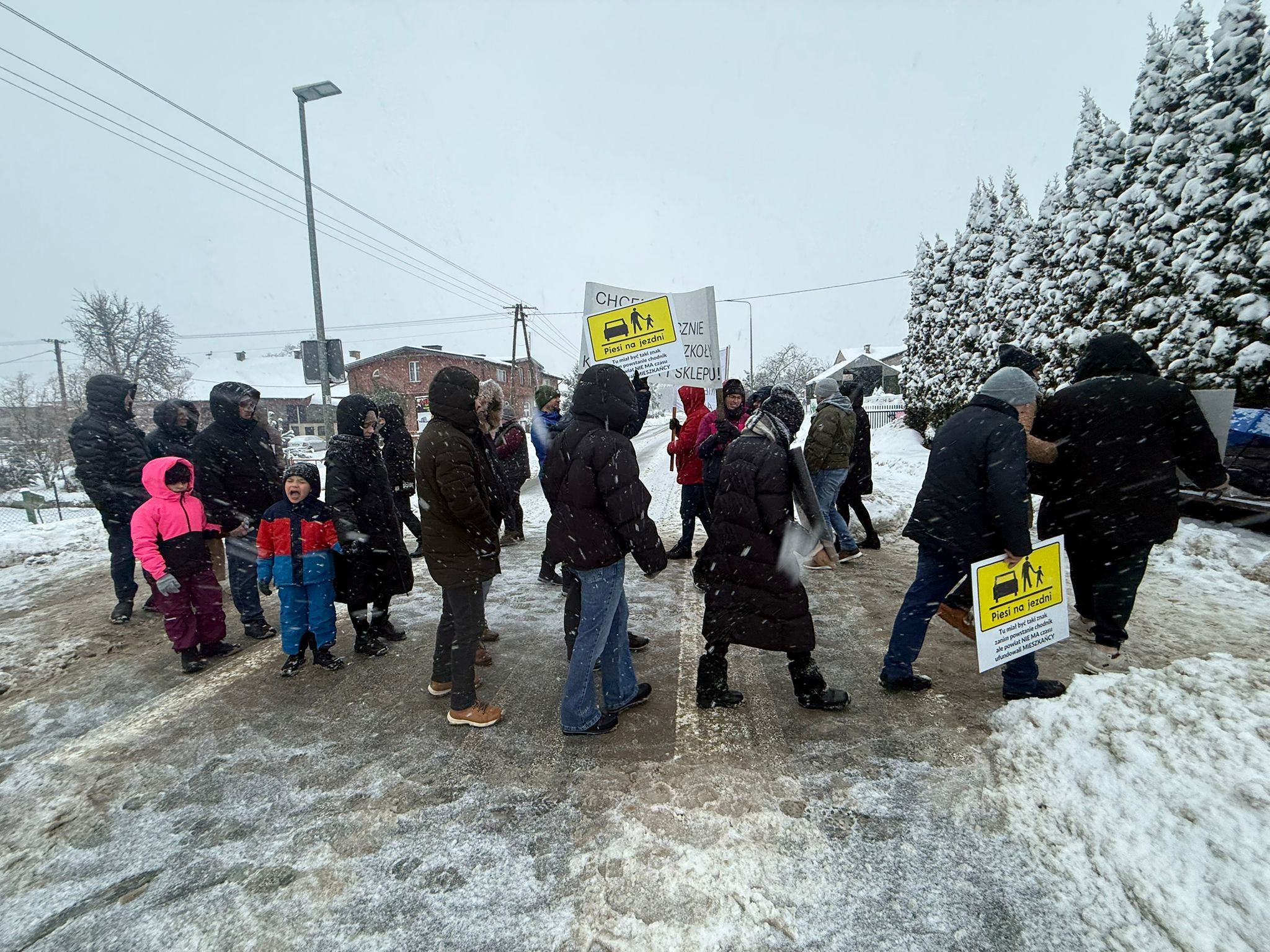 Mieszkańcy blokowali drogę. Urzędnicy wskazują na procedury