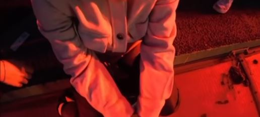 Kobieta stała za barierkami. Przypadkowy mężczyzna ruszył z pomocą I WIDEO