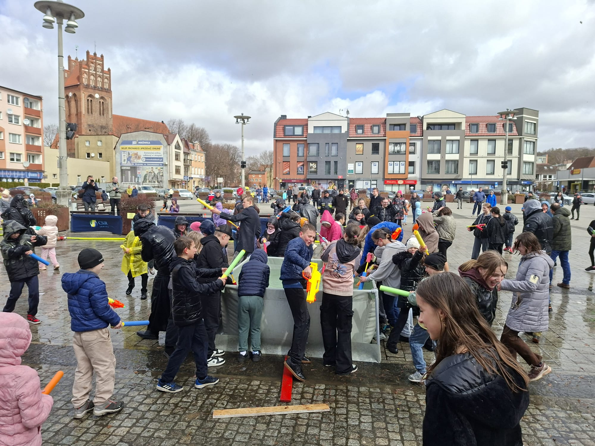 Tak kultywują tradycję. Plac Pokoju opanowała wodna bitwa