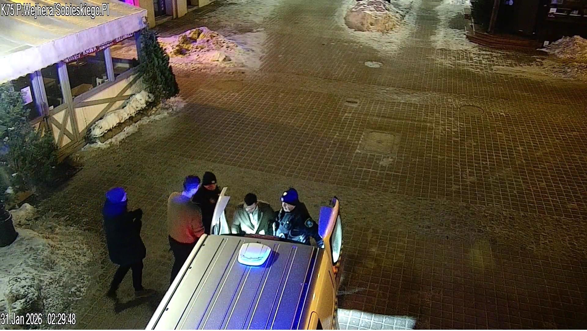 Butelka poleciała w drzwi ratusza. Monitoring bezlitosny dla 26-latka