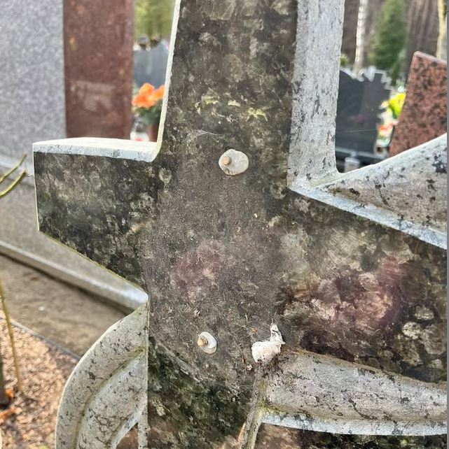 Kto zdewastował groby na wejherowskim cmentarzu? Na miejscu pies służbowy i technik kryminalistyki