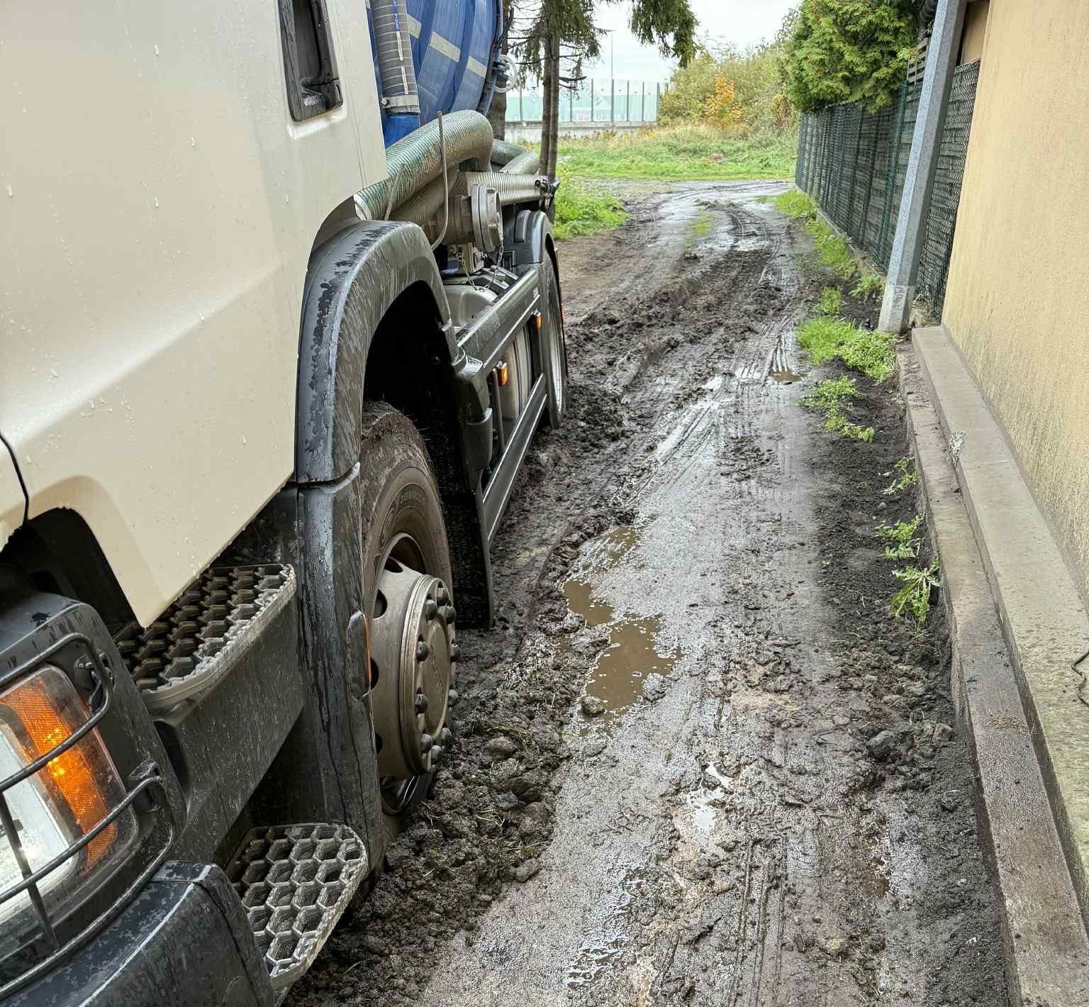 "Na ulicy mam bagno, w którym zakopuje się każdy pojazd". Mamy odpowiedź urzędu