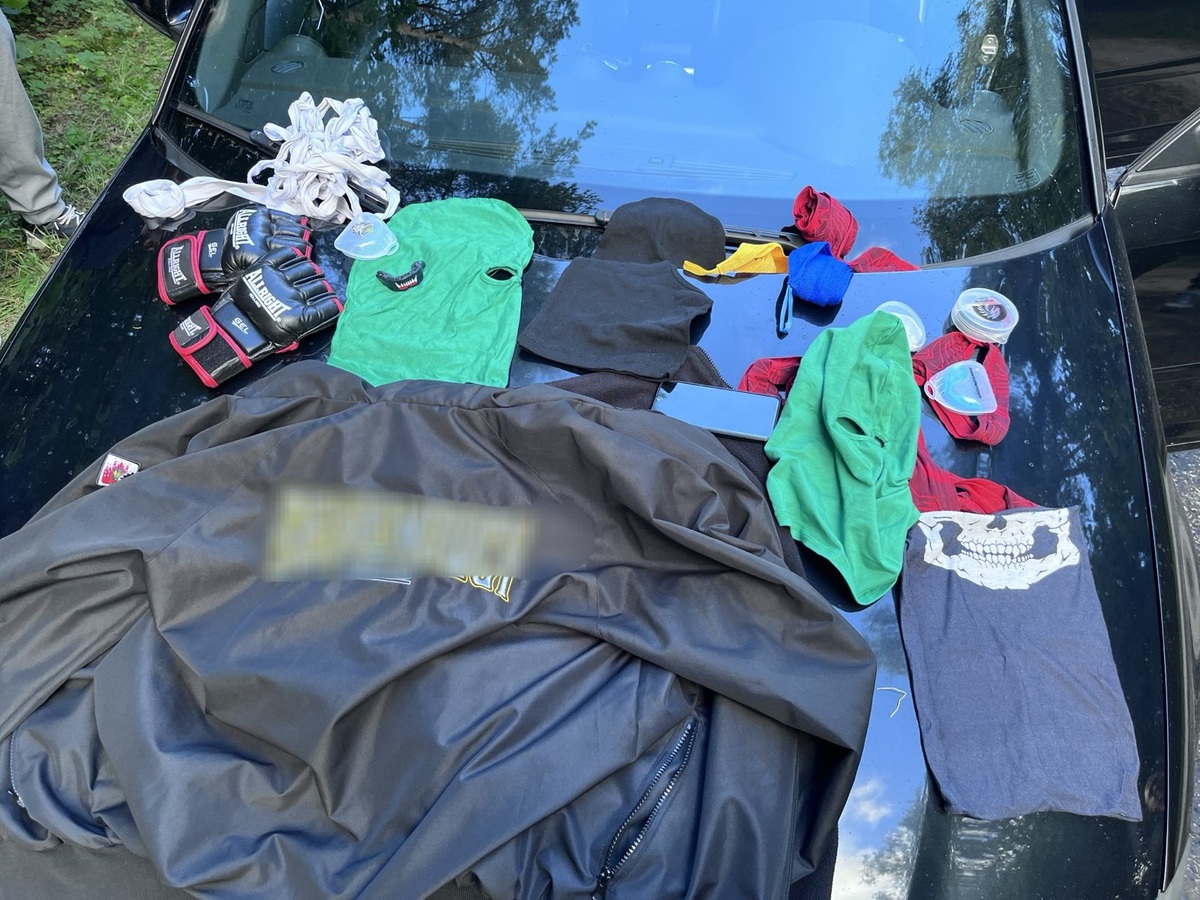 'Ustawili się' przed derbami. Mieli kominiarki, ochraniacze na szczęki i rękawice do walki