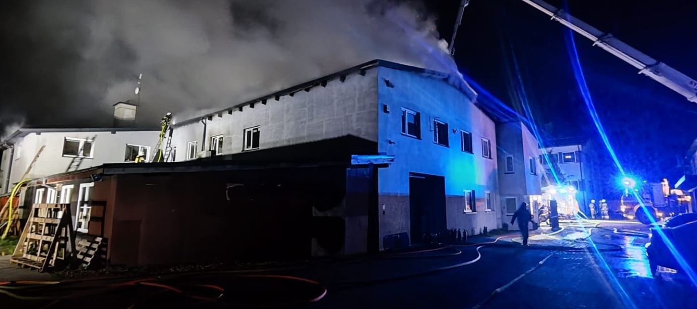 Ogromy pożar hali lakierni! Zadysponowano 16 zastępów straży pożarnej