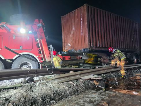 Groźna kolizja na obwodnicy! Ciężarówka wbiła się w bariery