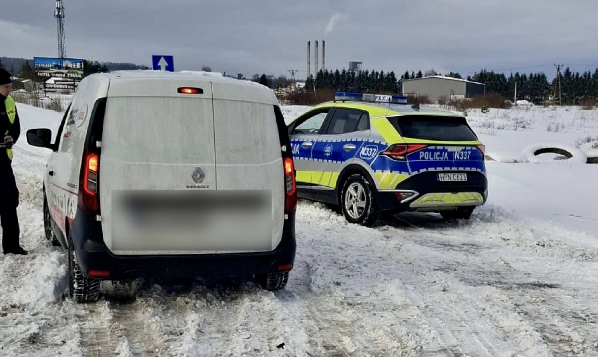 Nie włączyła kierunkowskazu i...straciła prawo jazdy. Pod wpływem alkoholu wiozła małe dzieci
