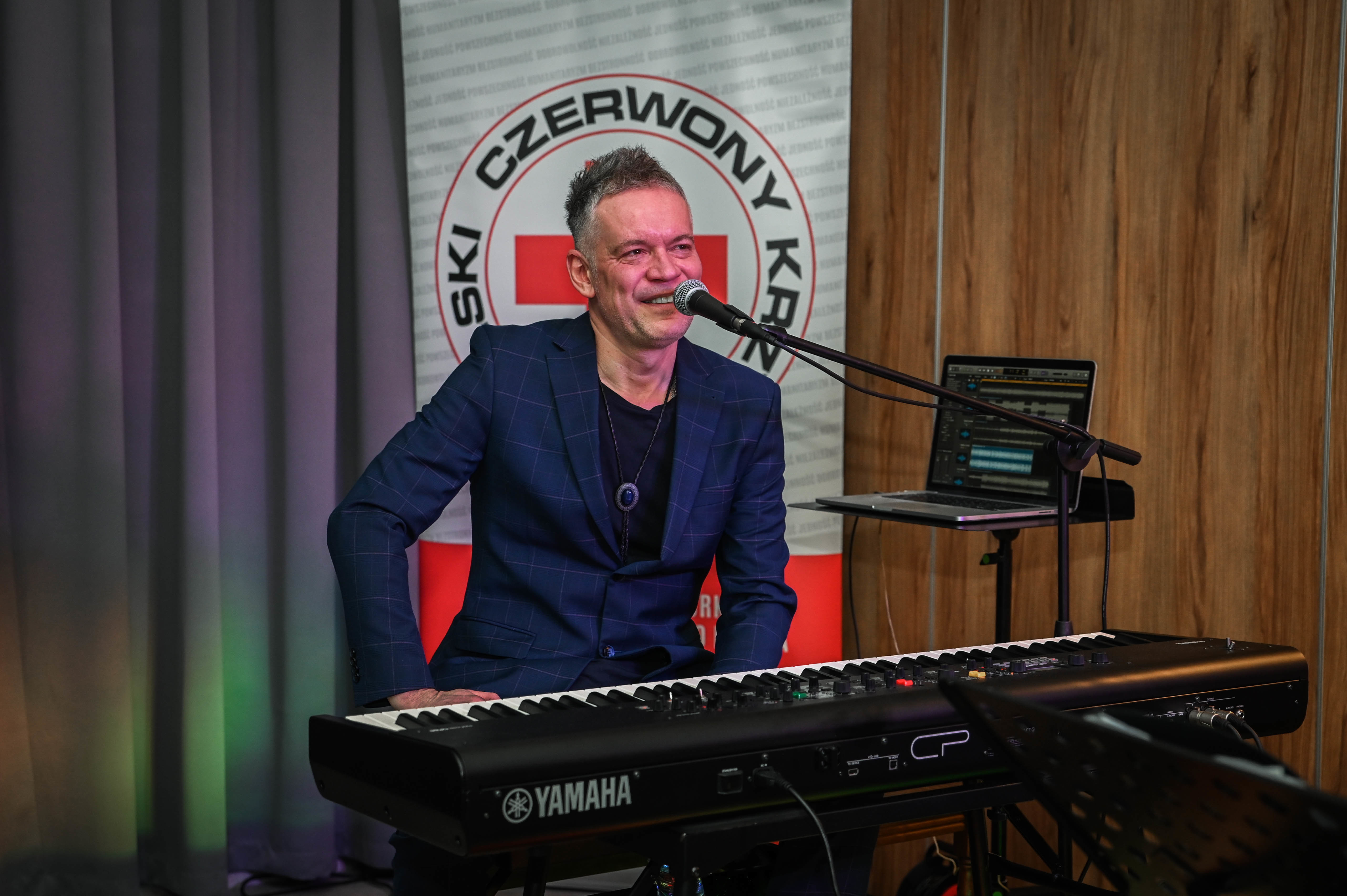 Krzysztof Antkowiak - koncert dla PCK 75.jpg