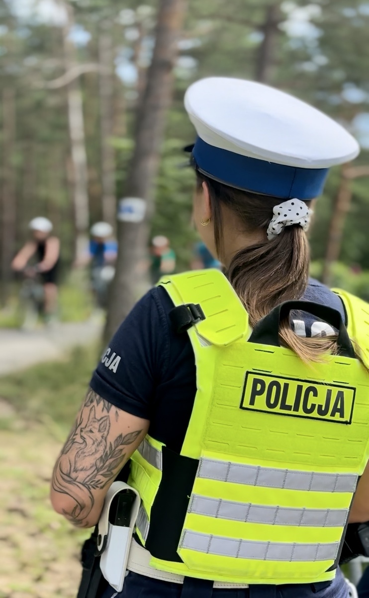 Funkcjonariusze każdego dnia rozmawiają z użytkownikami jednośladów, przypominając im o zasadach bezpieczeństwa na drodze. Fot. KPP Puck 