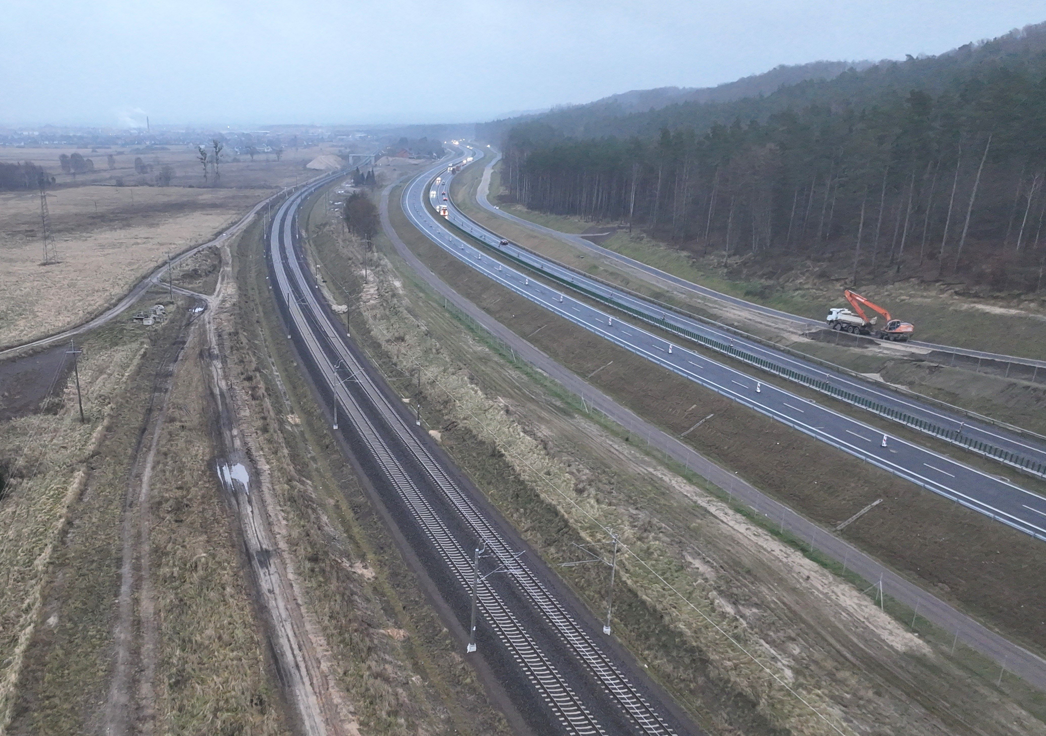 Widok z góry na dwa nowe tory na trasie Lębork - Słupsk. fot. Damian Strzemkowski PLK