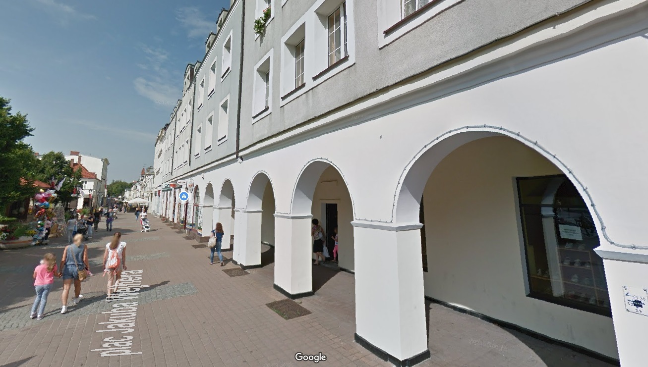 'Sklep pod filarami', czyli sklep pod jednym z budynków na placu Jakuba Wejhera. Źródło zdjęcia: Google Maps