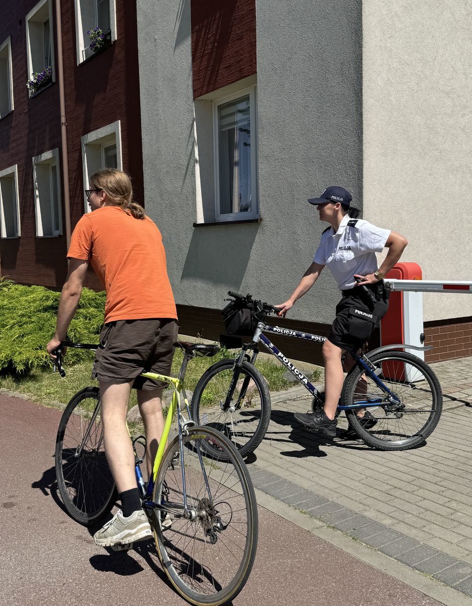 Funkcjonariusze każdego dnia rozmawiają z użytkownikami jednośladów, przypominając im o zasadach bezpieczeństwa na drodze. Fot. KPP Puck 