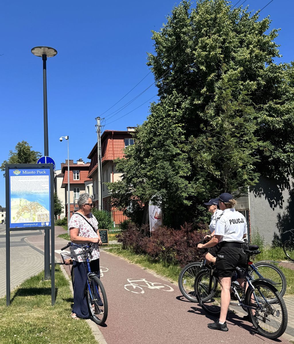 Funkcjonariusze każdego dnia rozmawiają z użytkownikami jednośladów, przypominając im o zasadach bezpieczeństwa na drodze. Fot. KPP Puck 