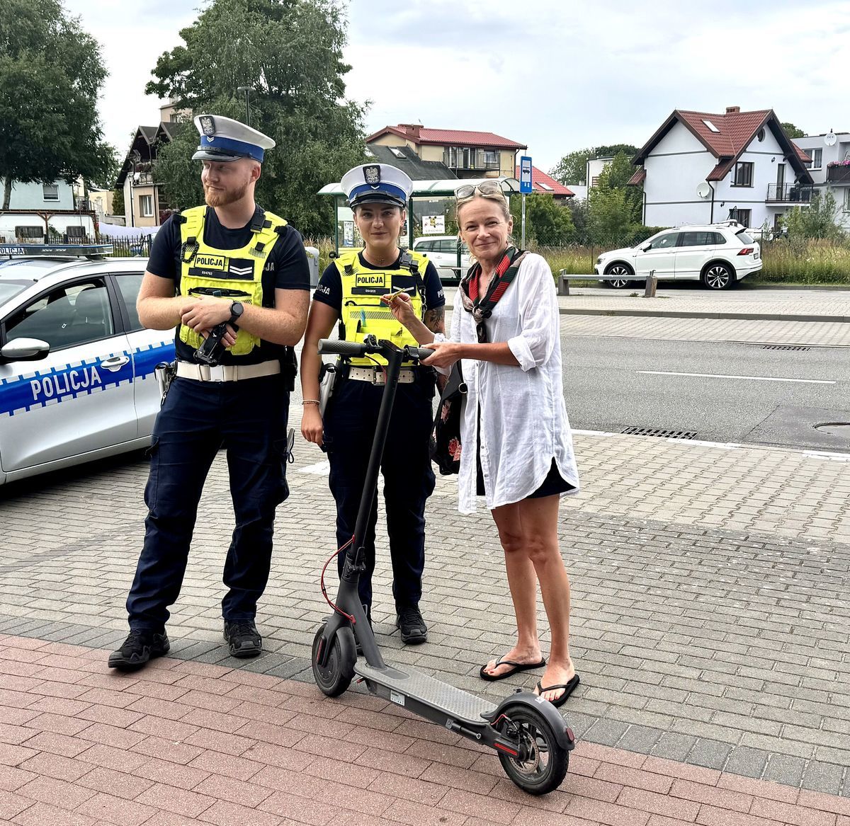 Funkcjonariusze każdego dnia rozmawiają z użytkownikami jednośladów, przypominając im o zasadach bezpieczeństwa na drodze. Fot. KPP Puck 