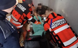 Zwykła kontrola, dramatyczne odkrycie. Policjant uratował zdrowie mężczyzny w kryzysie bezdomności