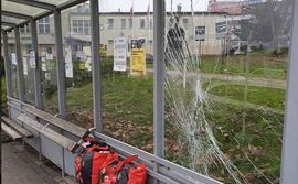 Uszkodził szybę w wiacie przystankowej i miał przy sobie narkotyki. Grozi mu do 5 lat więzienia