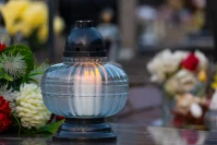 Znicz jak bombka – nietypowy kształt, który przyciąga wzrok na cmentarzu