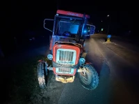 Pijany traktorzysta zatrzymany. Ursus bez szyb, przyczepa na popękanych oponach