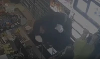 Włamali się do sklepu w białych skarpetkach na dłoniach