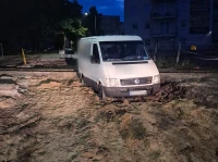 Wjechał na rozkopany przejazd kolejowy i ugrzązł w błocie – był kompletnie pijany