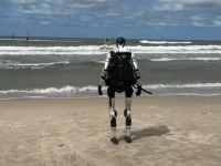 Edward Warchocki na plaży [FILM]
