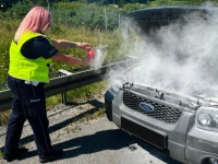 Policjanci zauważyli korek na S6. Chwilę później gasili płonące auto